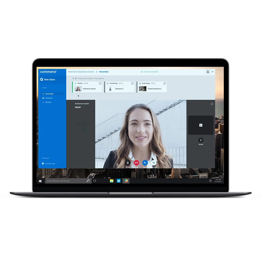 Commend Web Client auf Laptop: Video-Sprechanlage mit Frau, Anrufe von Eingang Süd und weiteren Sprechstellen werden verwaltet.
