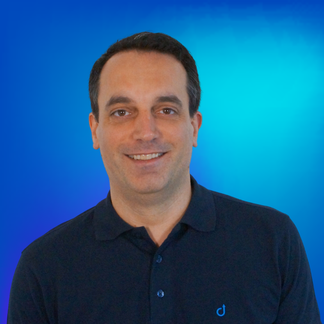 Lächelnder Mann im Poloshirt vor blauem Hintergrund, Experte für Sprechanlagen.