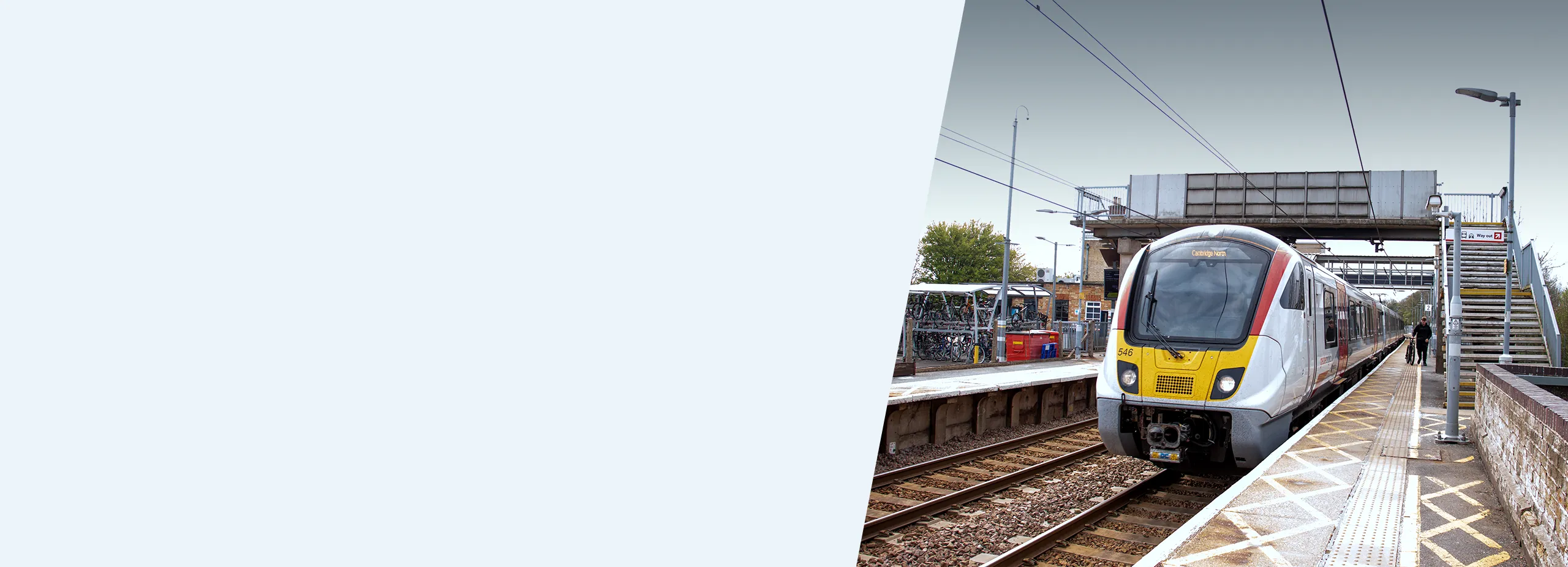 Bahnhof mit Personenzug und Kommunikationssystem Personenzug an einem Bahnhof mit modernem Kommunikationssystem