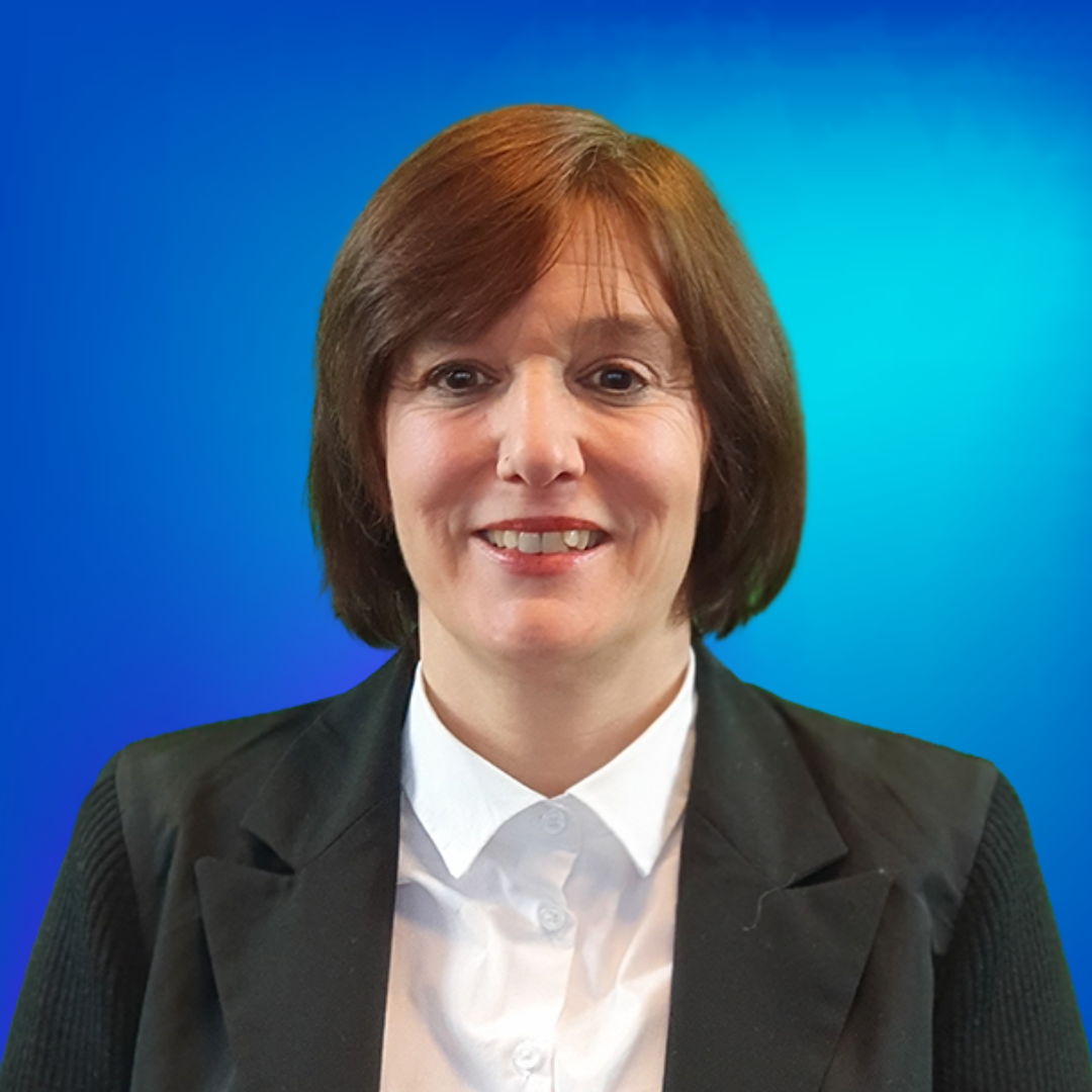 Porträt einer lächelnden Frau mit braunen Haaren vor blauem Hintergrund.