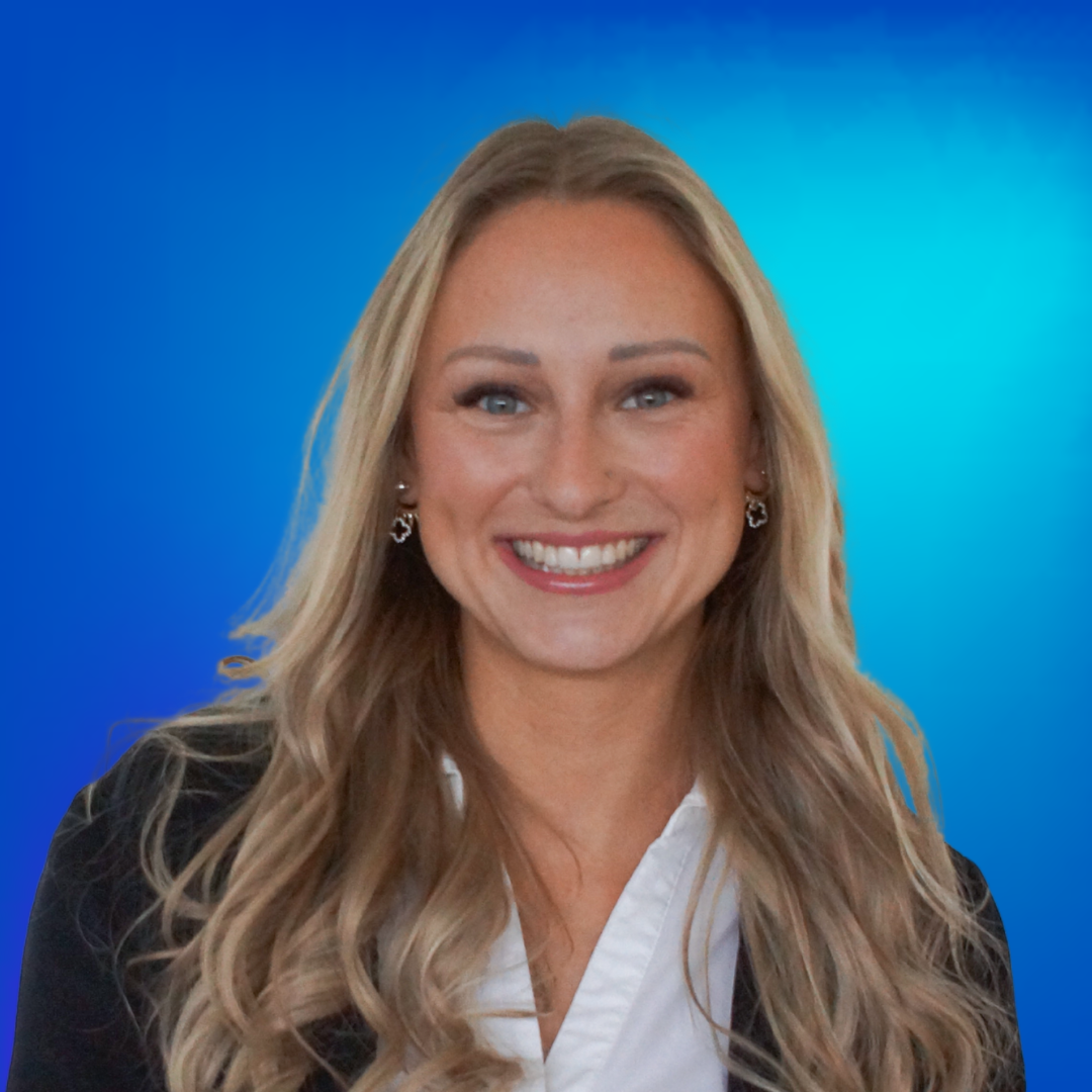 Lächelnde blonde Frau in Business-Kleidung vor blauem Hintergrund, berät zu Sprechanlagen.