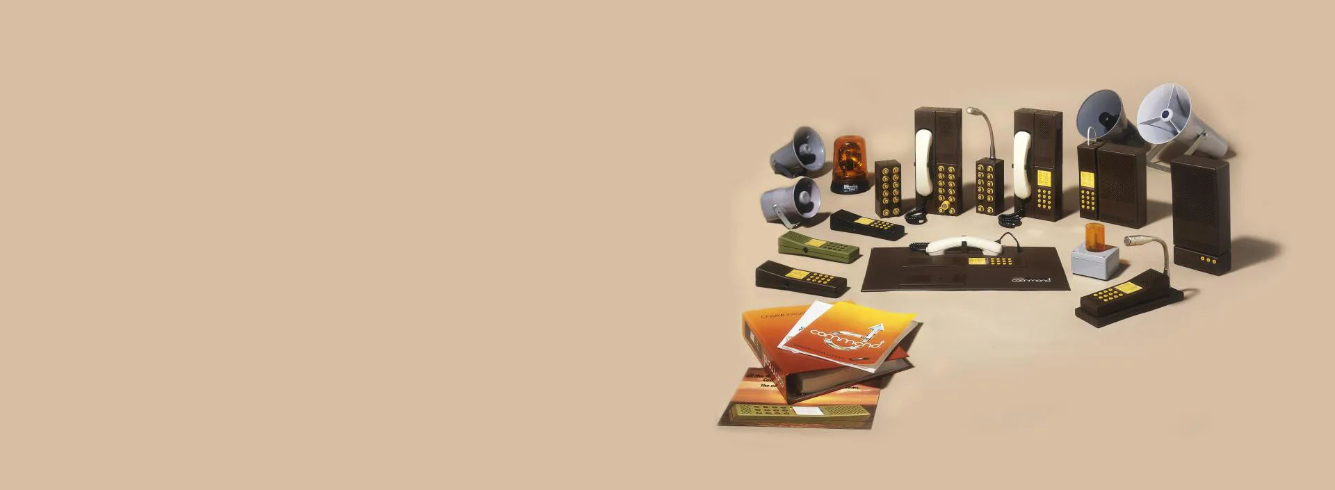 Vintage Commend Sprechanlagen und Kommunikationstechnik der 70er/80er Jahre in Braun und Beige, mit Broschüren.