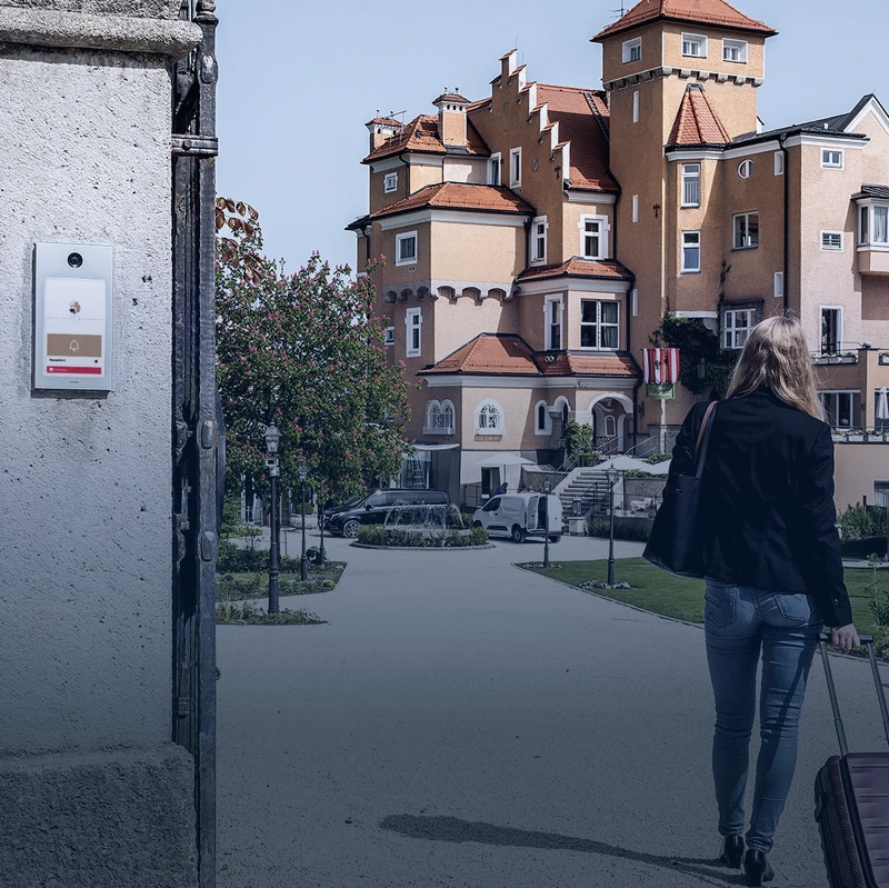 Hoteleingang mit Sprechanlage für Türen und Tore für sichere Gästekommunikation