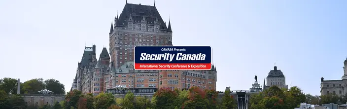 Security Canada in Québec Château Frontenac und 'Security Canada' Banner; historisches Hotel, herbstliche Bäume.