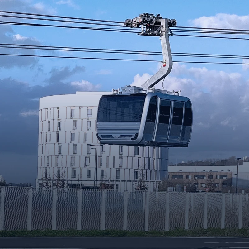 Moderne Seilbahn mit integriertem Kommunikationssystem für Sicherheit und Koordination