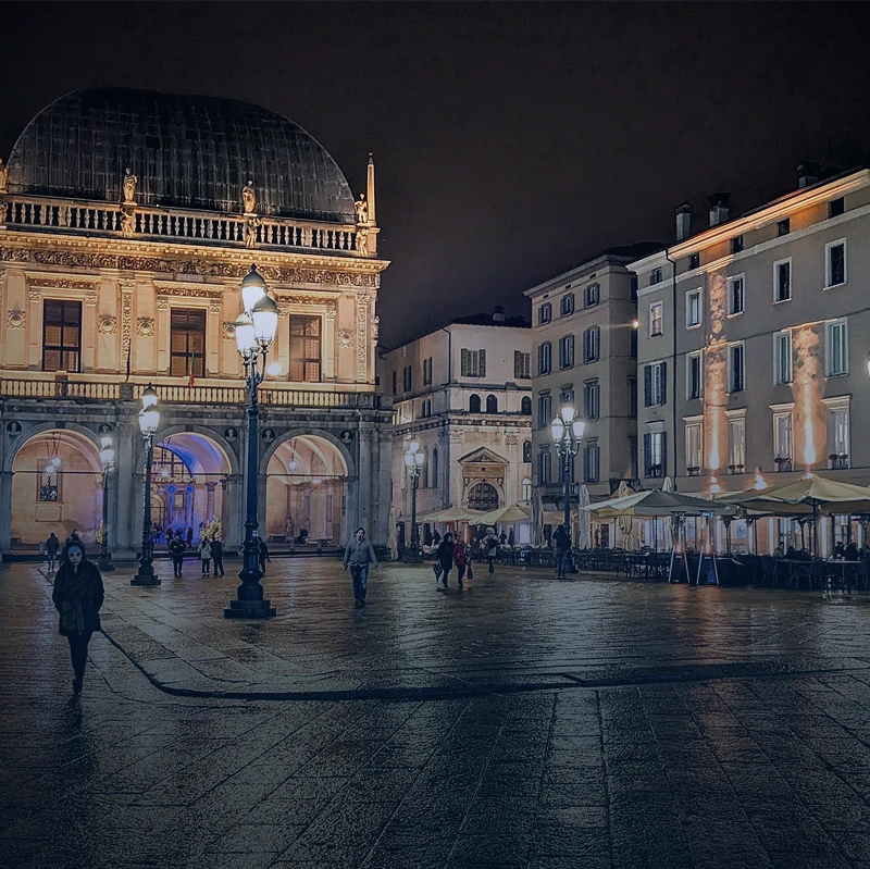 Nachtansicht von Brescia mit Help Points von Brescia Mobilità für sichere Stadtbereiche