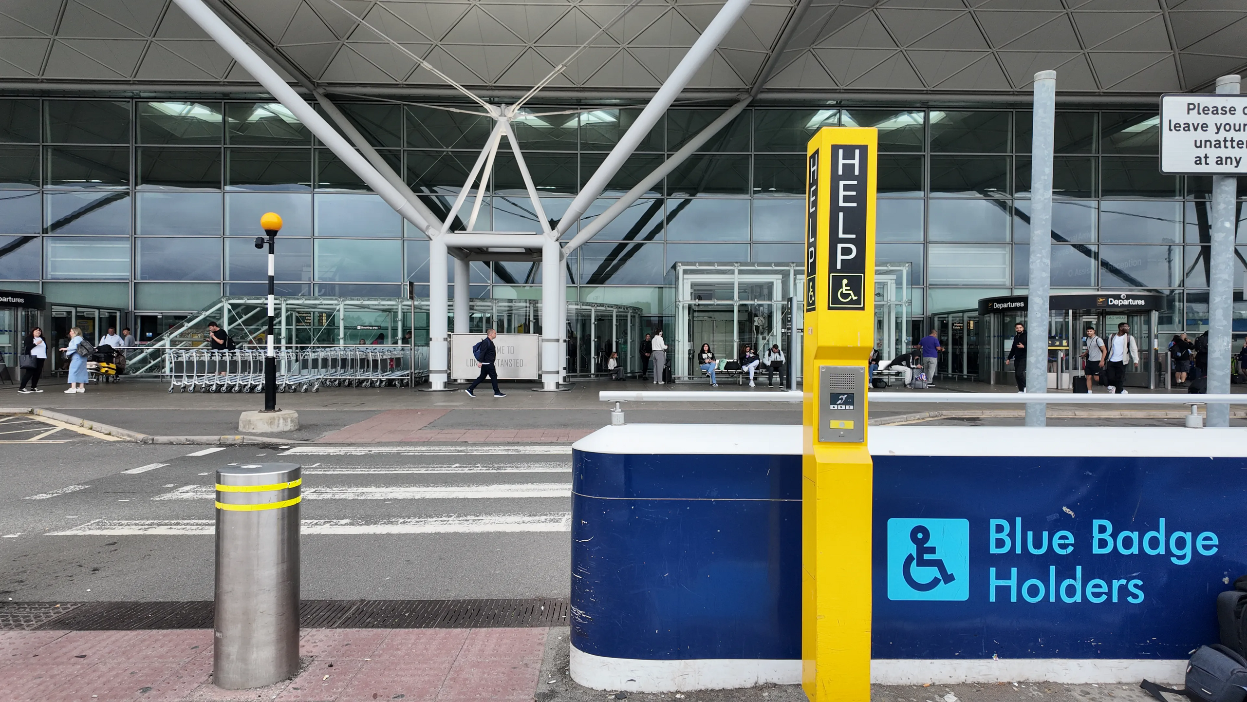 Barrierefreie Notrufsprechstelle vor dem Flughafengebäude