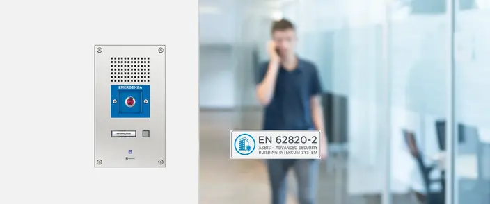 ASBIS Sprechanlage für Gebäudesicherheit Edelstahl-Sprechanlage mit Notruf-Taste und EN 62820-2 Zertifikat an Glaswand.