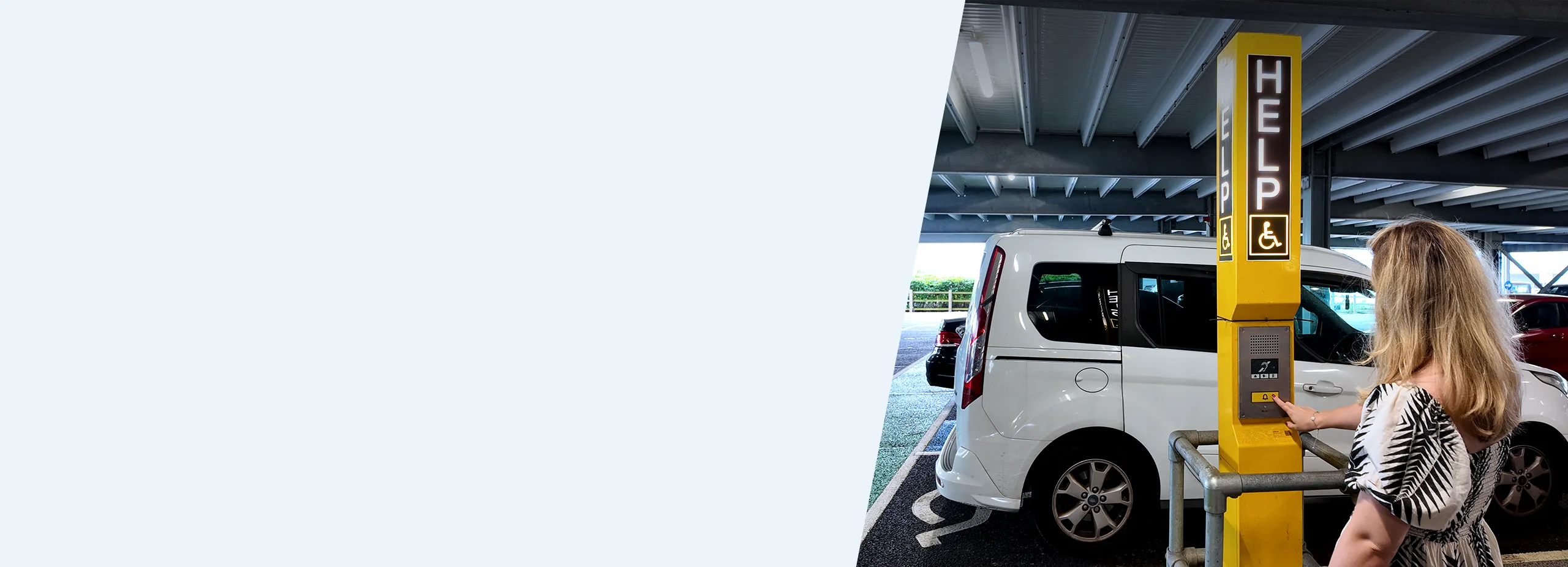 Barrierefreie Notrufsprechstelle im Flughafenparkhaus