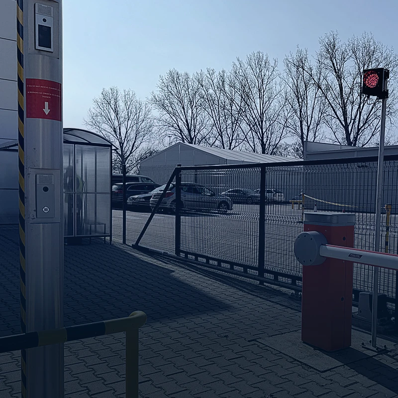 Torbereich mit Sprechanlage für sicheren Zutritt und zuverlässige Kommunikation