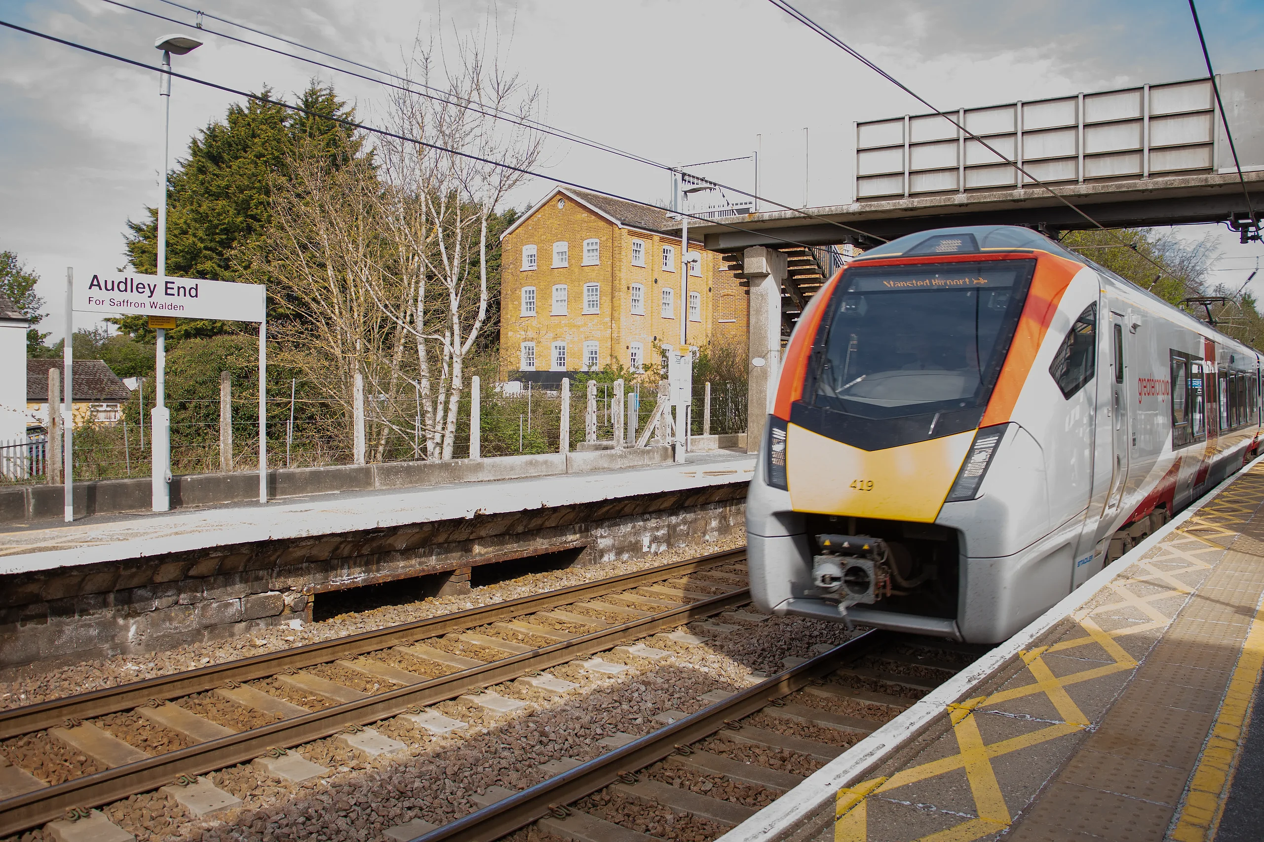 Bahnhof mit Personenzug und Kommunikationssystem Personenzug an einem Bahnhof mit modernem Kommunikationssystem
