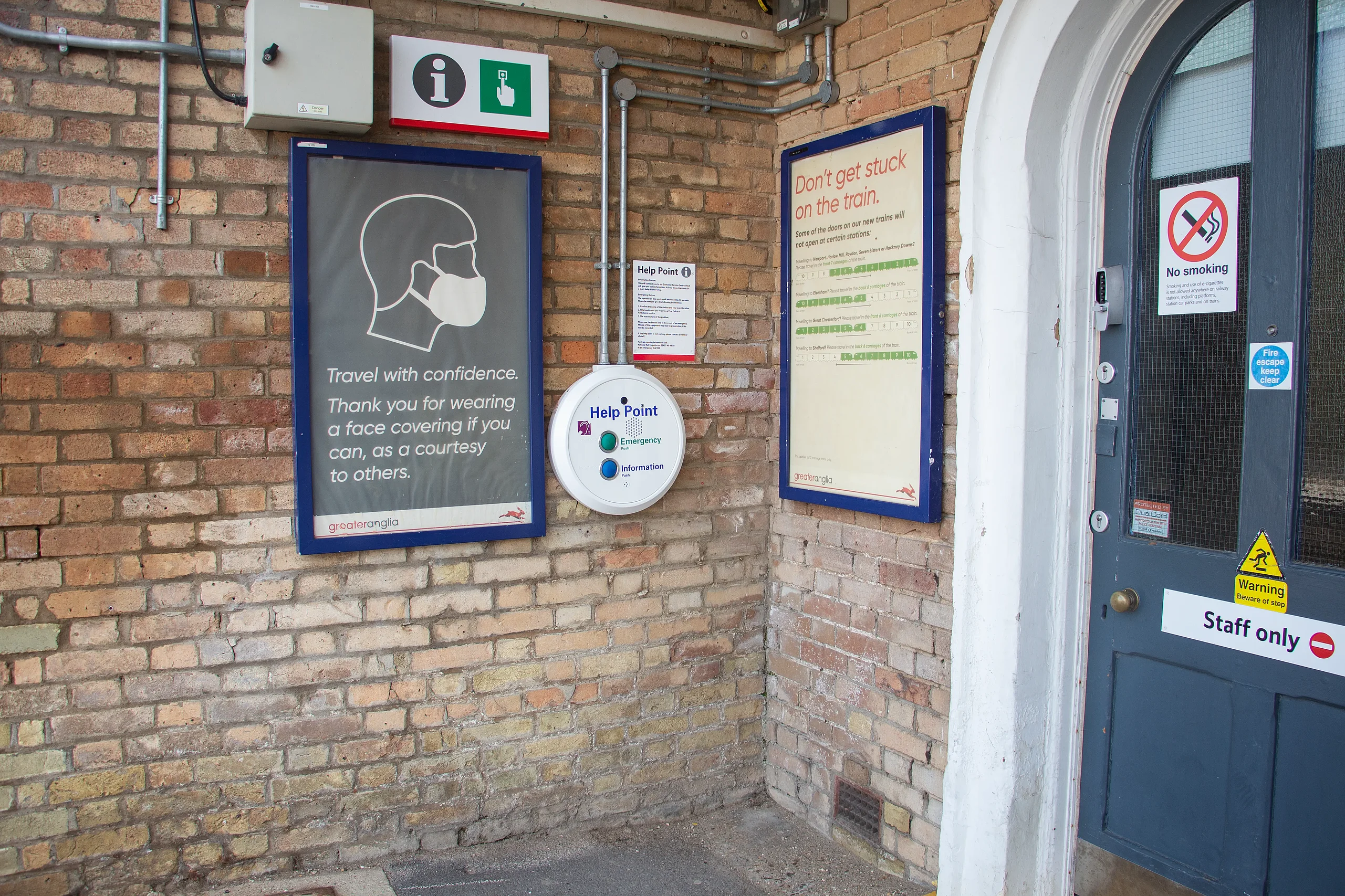 Kommunikationslösung für Informationsstellen an Bahnhöfen An einem Bahnsteig installierte Kommunikationslösung für Notrufstellen