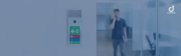 Moderne Sprechstelle für Sicherheit Commend Sprechstelle mit Notruftasten und Kamera in Büroflur.