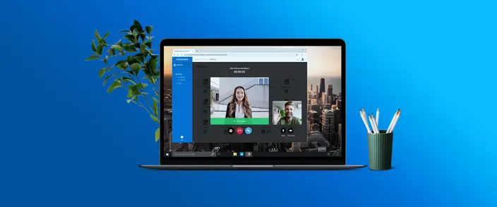 Video-Sprechanlage am Laptop Laptop zeigt Videoanruf einer Sprechanlage mit zwei Personen und "Tür geöffnet"-Meldung.