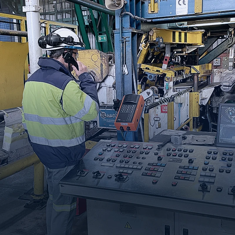 Mitarbeiter nutzt Industrie-Sprechanlage für zuverlässige Kommunikation in der Fertigung