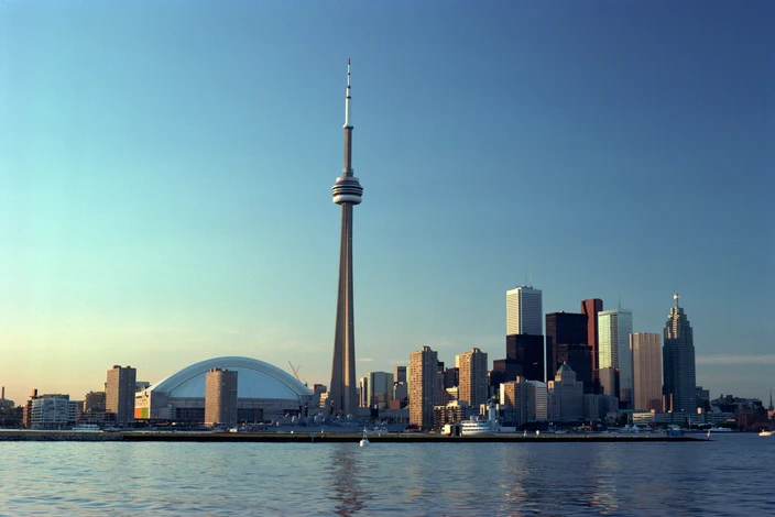 Toronto Skyline mit CN Tower Stadtbild von Toronto mit CN Tower, Rogers Centre und Hochhäusern am Ontariosee.